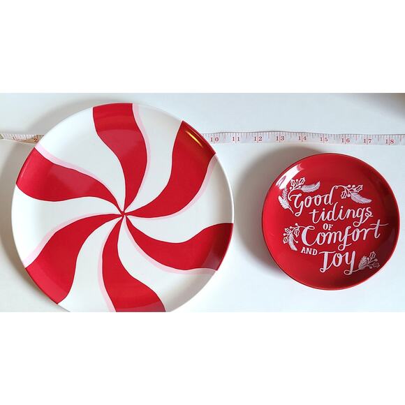 Christmas Holiday Plates Set of 2 Plastic Ceramic Red White Decor - Picture 2 of 6